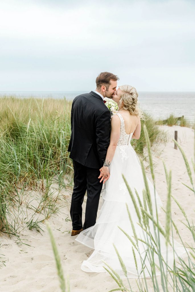 Ein Paar am Strand bei ihrer Hochzeit