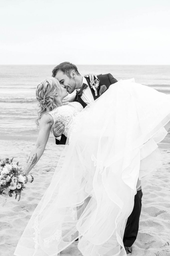 Brautpaar am Strand in inniger Pose