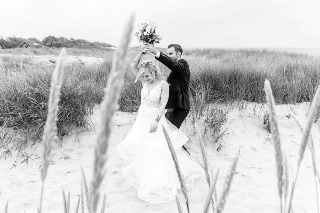 Paar am Strand bei ihrer Hochzeit fotografiert