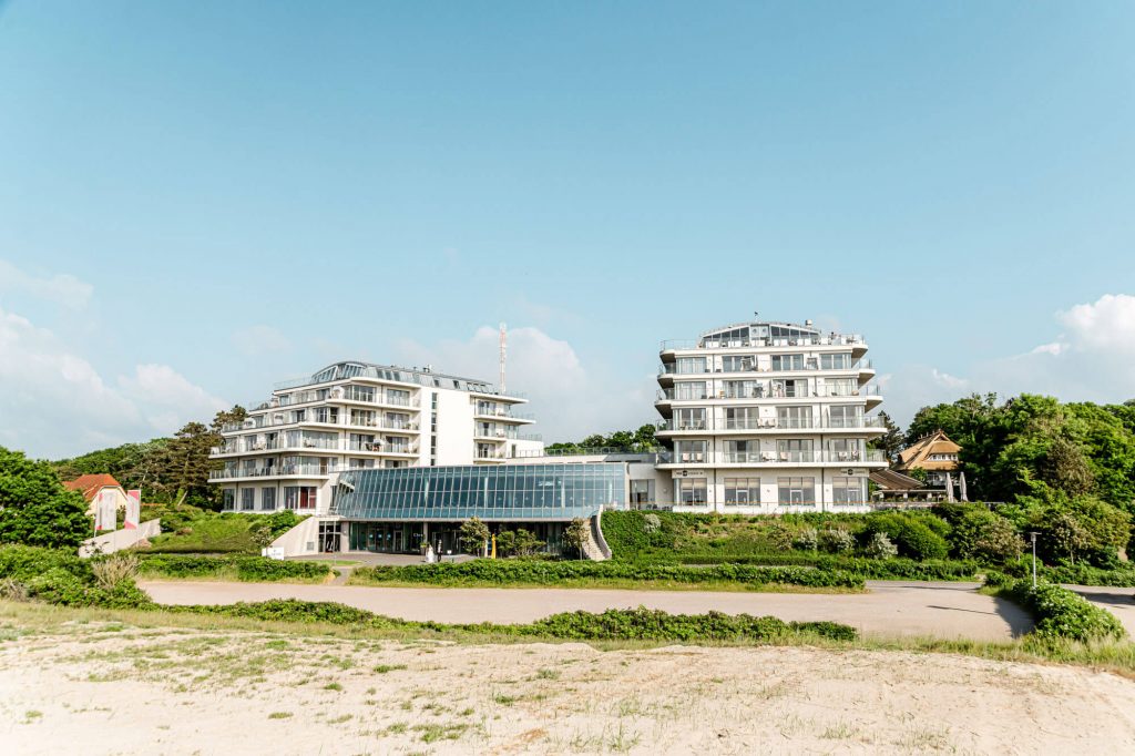 Moderne Strandhotel Gebäude bei sonnigem Wetter Deutschland