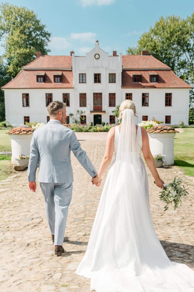 Brautpaar vor einem historischen Herrenhaus Hochzeitstag