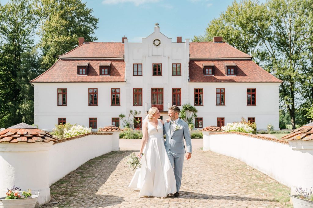 Brautpaar vor einem eleganten historischen Gebäude