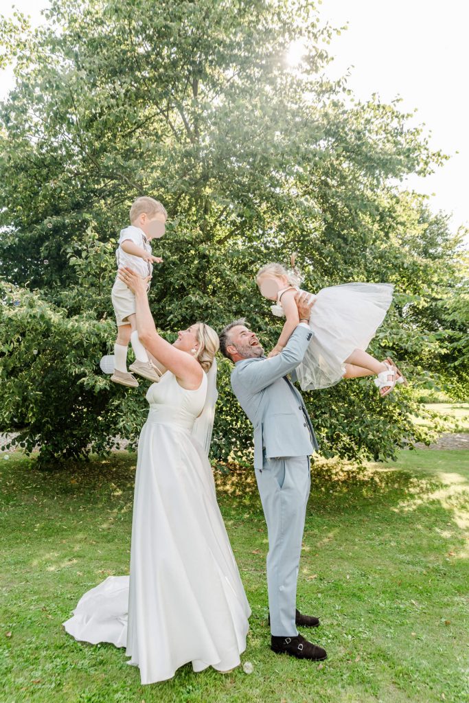 Glückliche Familie im Garten bei sonnigem Tag
