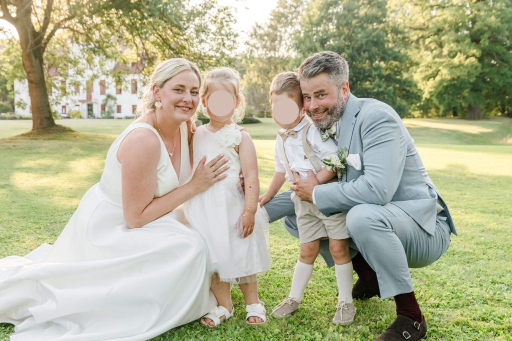 Hochzeitsfoto von glücklicher Familie im Freien