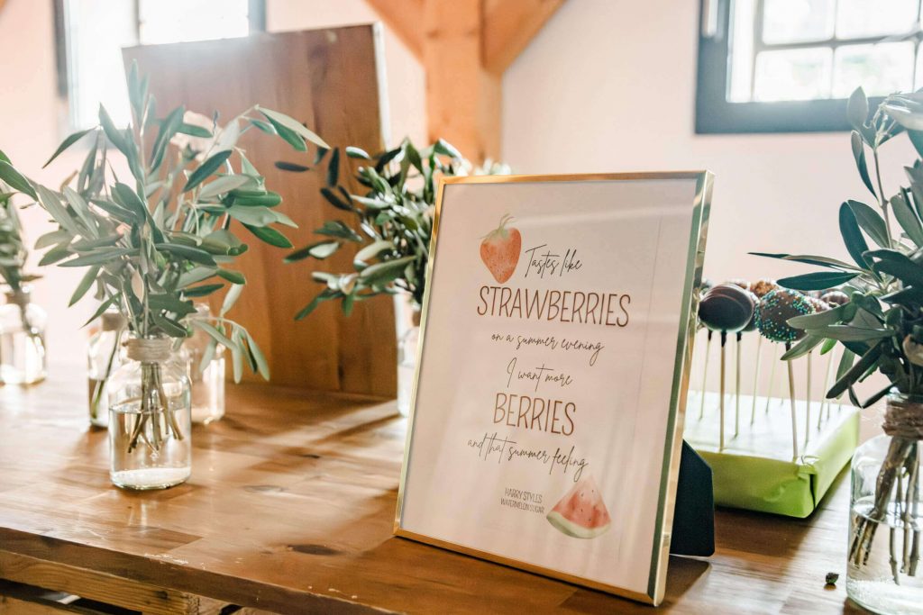 Hochzeitstischdekoration mit gerahmtem Schild und Pflanzen