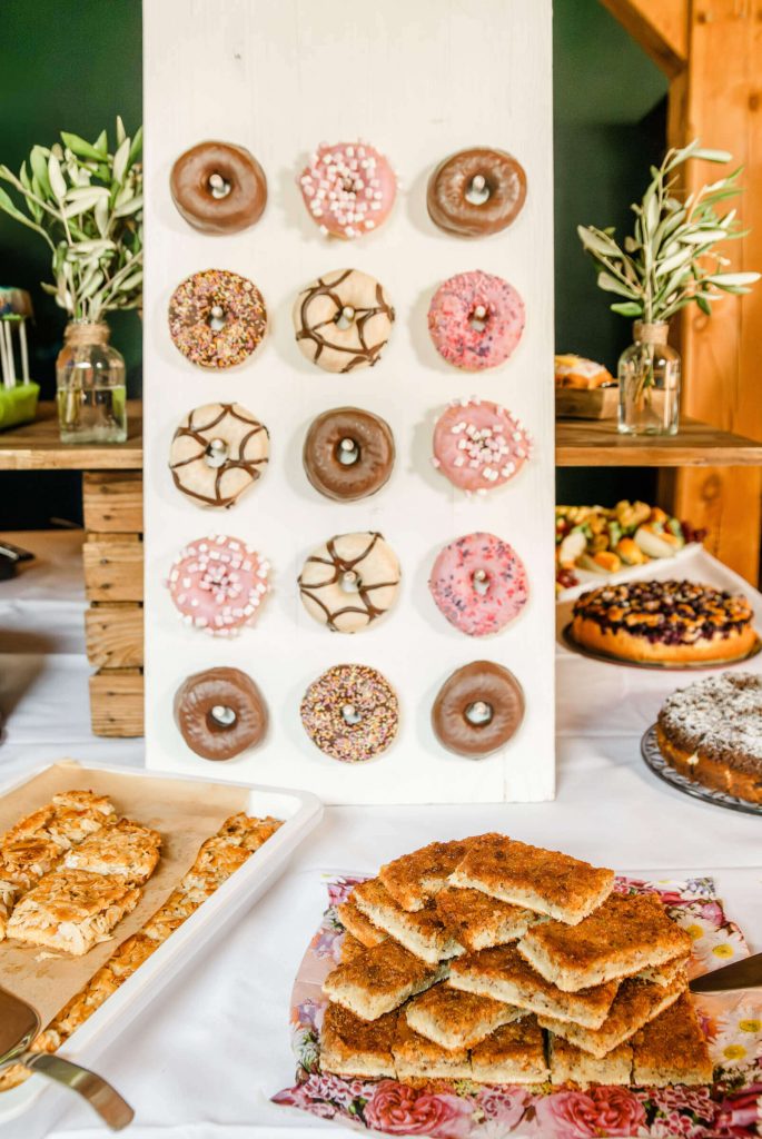 Verschiedene Donuts auf einem Buffet-Tisch präsentiert