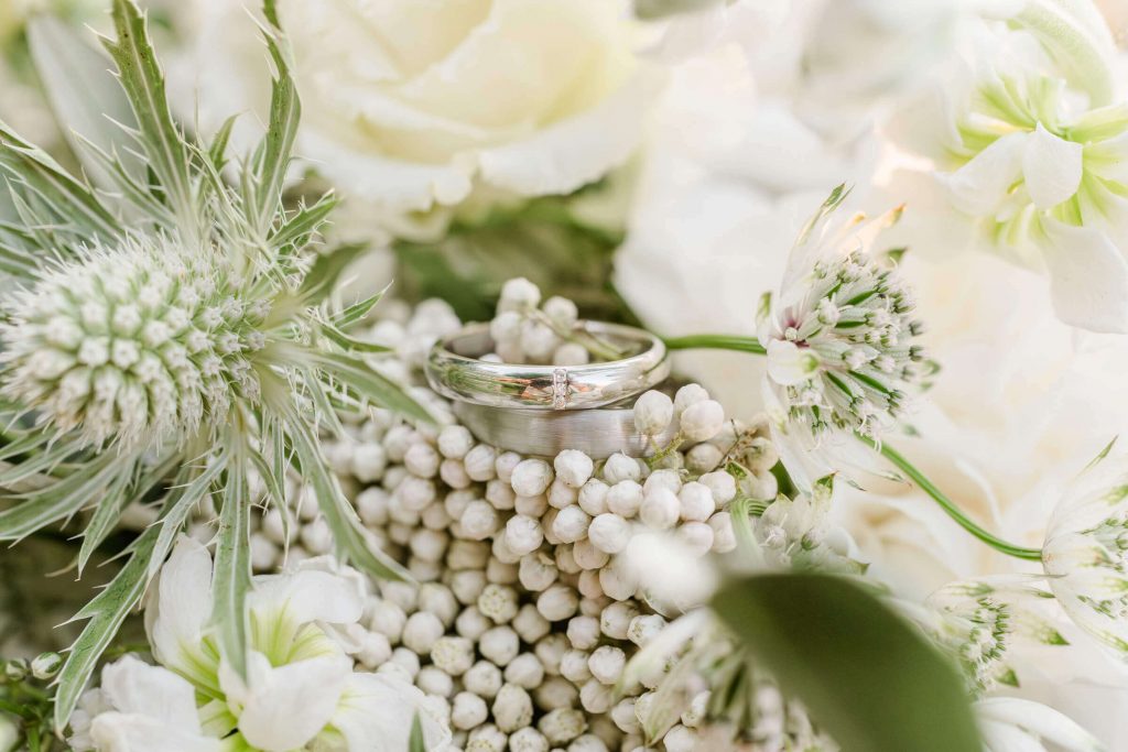 Verlobungsring auf Blumenarrangement mit weißen Blumen