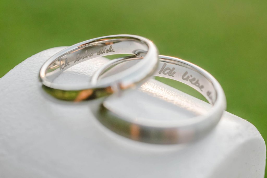 Zwei Eheringe mit persönlicher Gravur Nahaufnahme