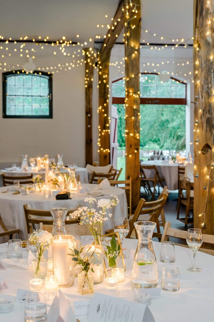 Elegante Hochzeitstafel mit Kerzen und Blumenarrangement