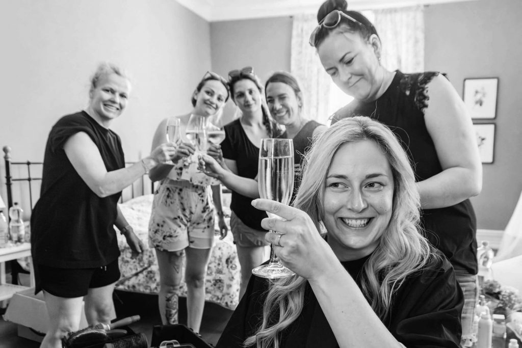 Gruppe von Freunden feiert mit Champagner zuhause