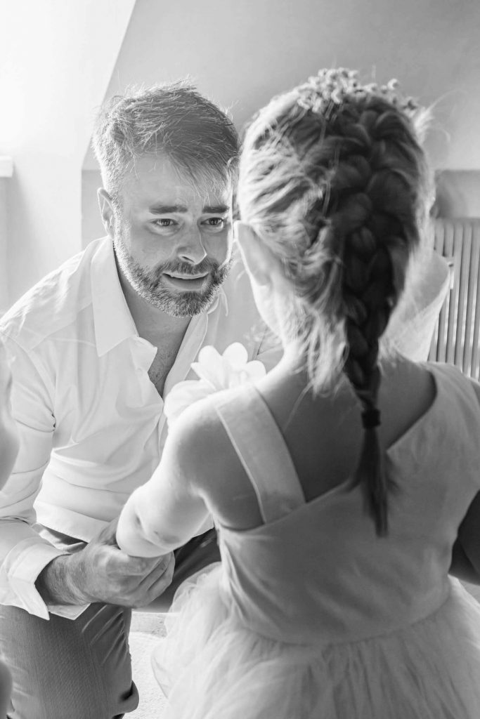 Vater spricht liebevoll mit seiner Tochter
