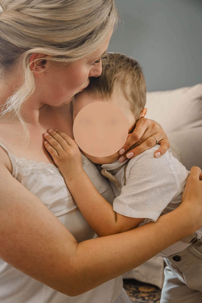 Mutter hält liebevoll ihr Kind im Arm