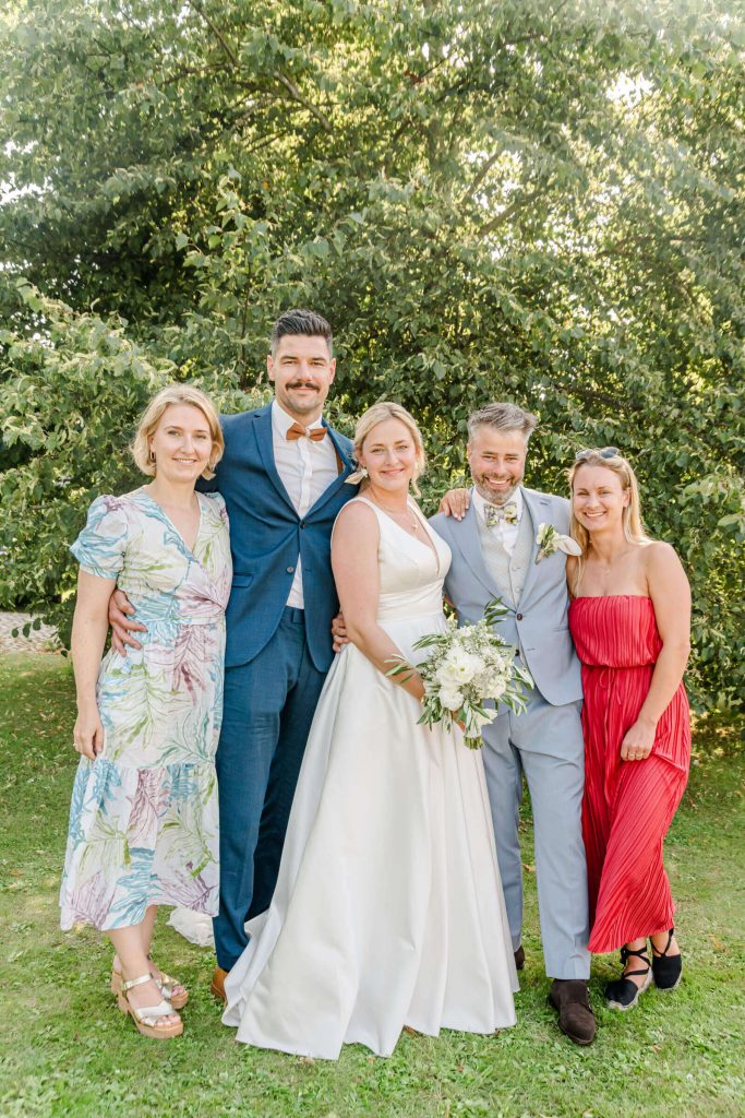 Gruppe lächelnder Menschen auf einer Sommerhochzeit