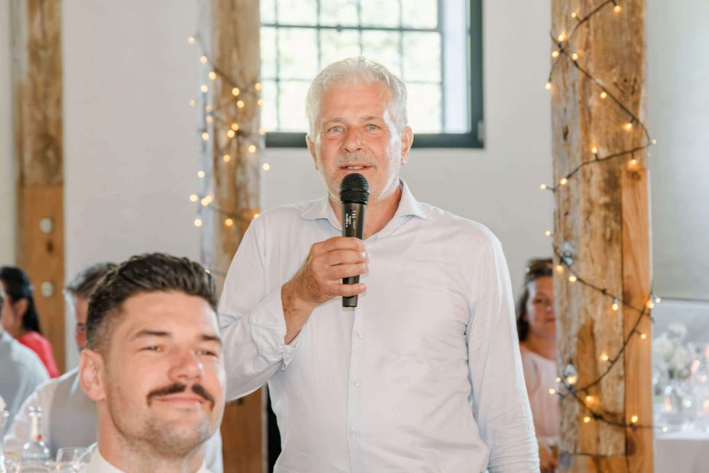 Mann hält Rede bei festlicher Veranstaltung