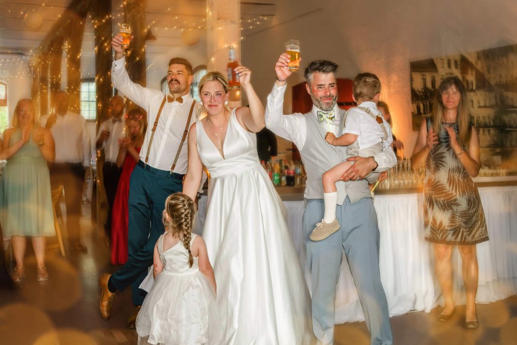 Hochzeitspaar feiert glücklichen Moment mit Gästen