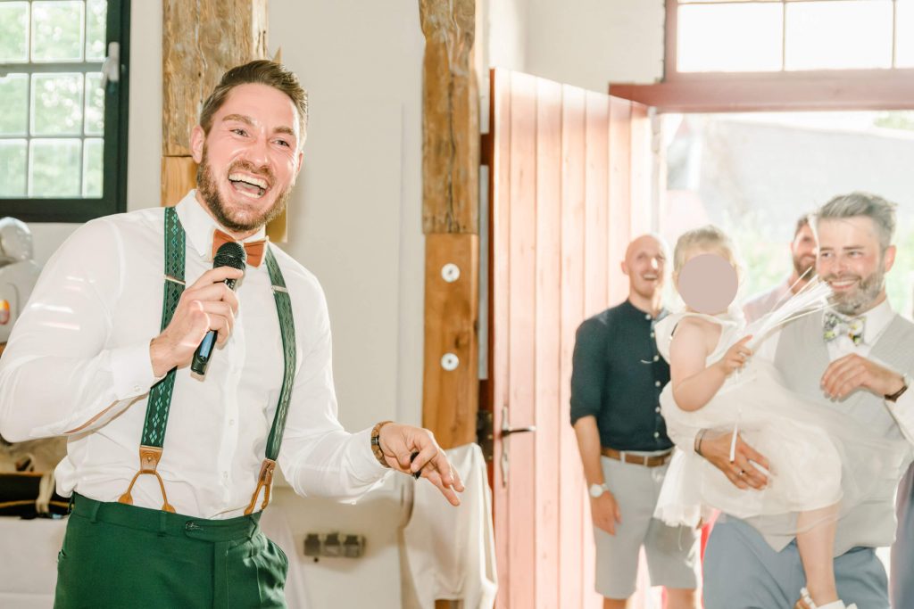 Glücklicher Mann hält Rede bei einer Hochzeit