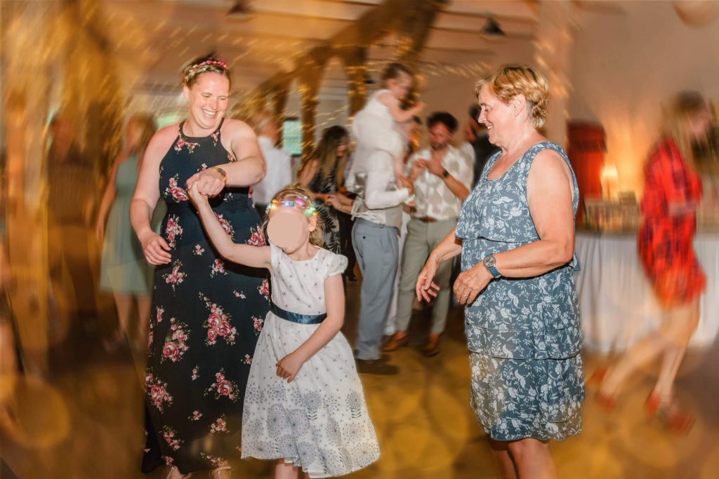 Personen tanzen fröhlich auf einer Feierveranstaltung