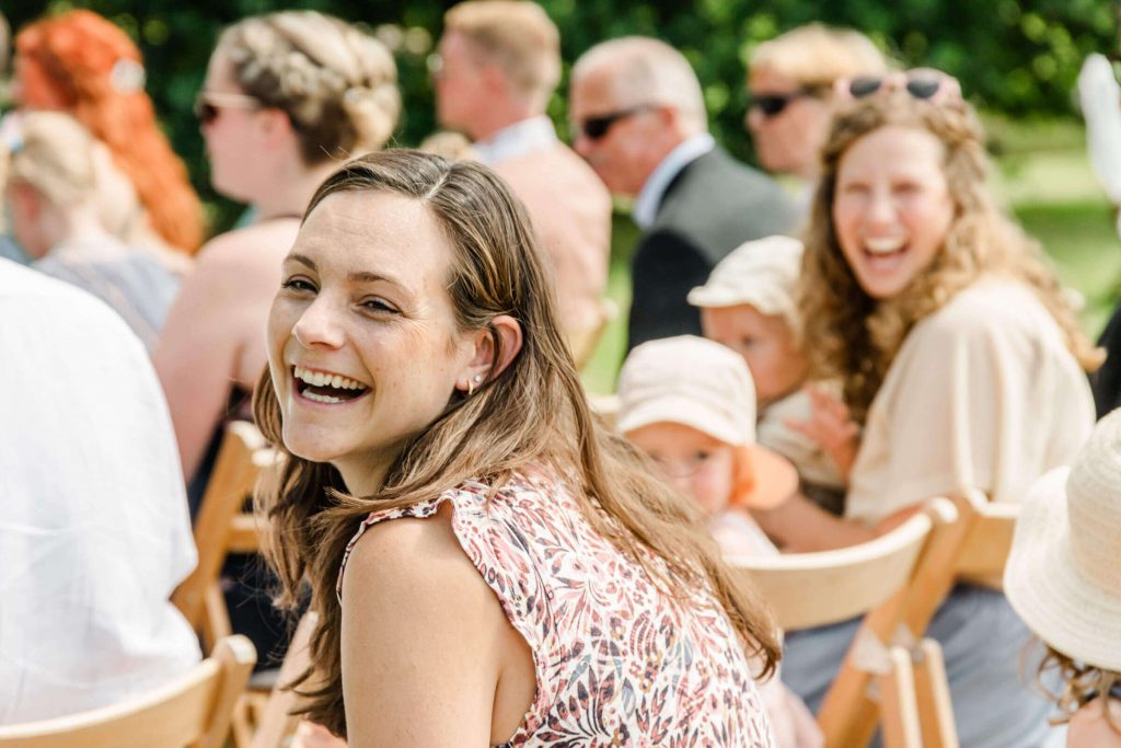 Personen genießen eine Veranstaltung im Freien gemeinsam