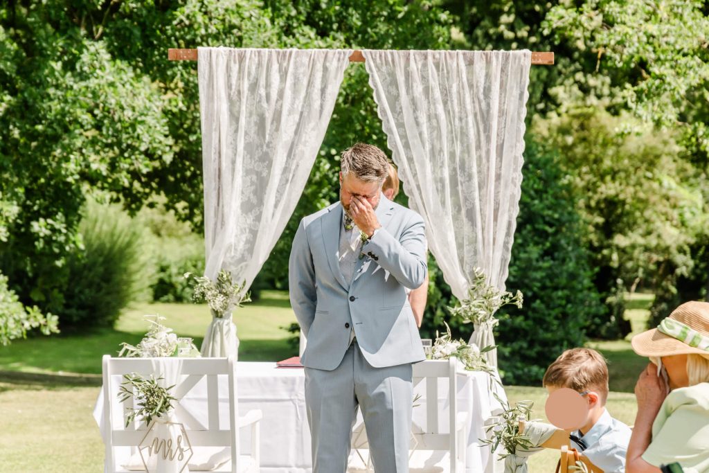 Bräutigam emotional während der Hochzeit im Freien