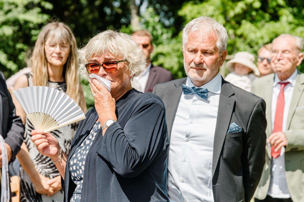 Älteres Paar bei einer Freiluftveranstaltung im Sonnenschein