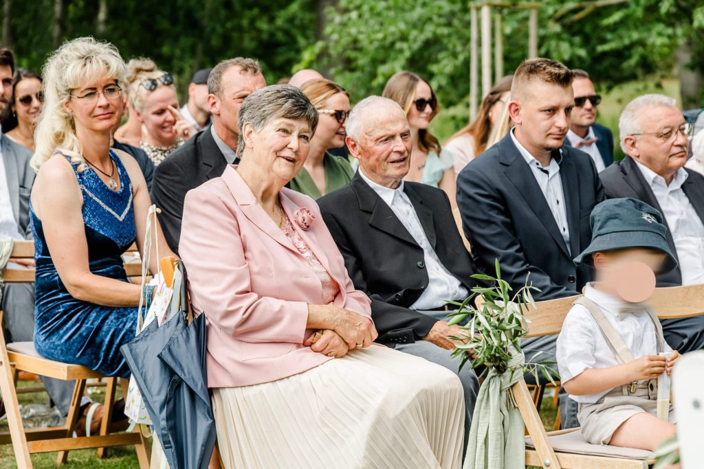 Gruppe Menschen auf einer Hochzeit im Freien.
