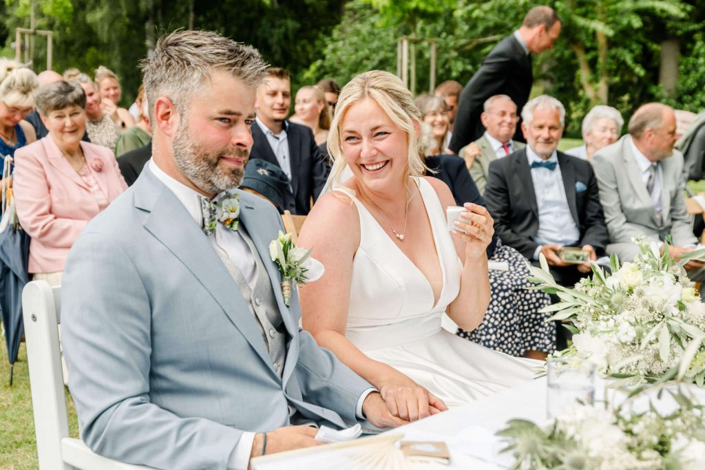 Lächelndes Hochzeitspaar bei einer Outdoor-Zeremonie