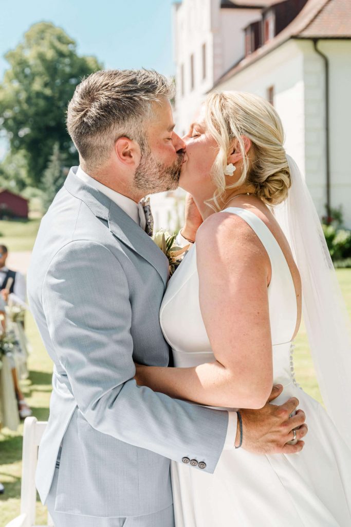 Brautpaar Kuss Hochzeit im Freien romantischer Moment
