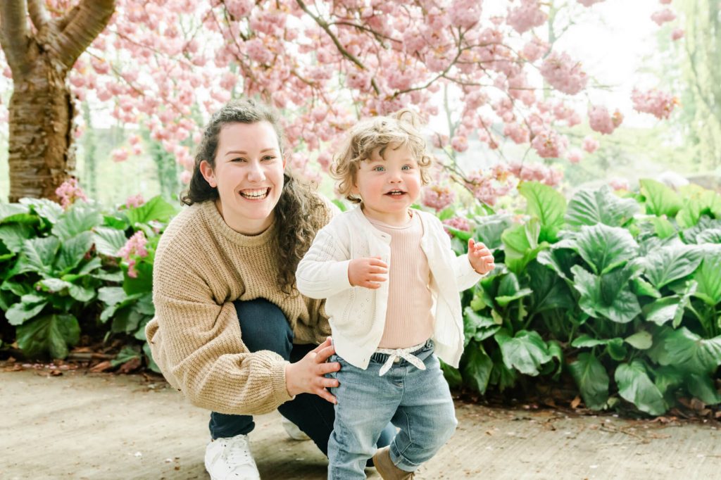 Lächelnde Frau und Kind im Park spazieren
