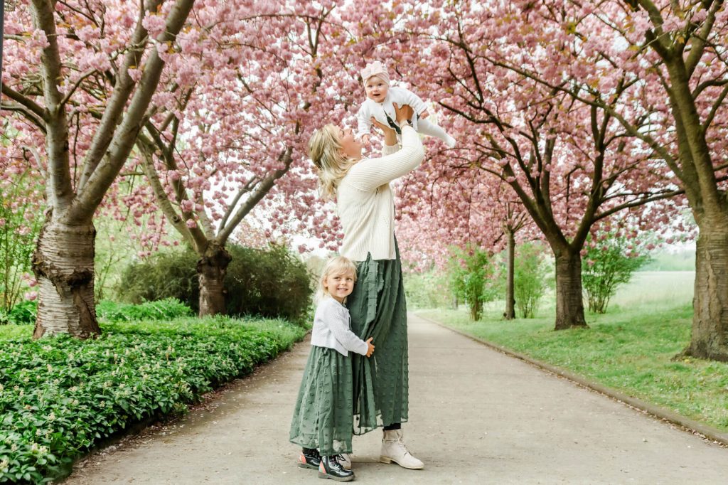 Familienausflug im Park unter Kirschblütenbäumen