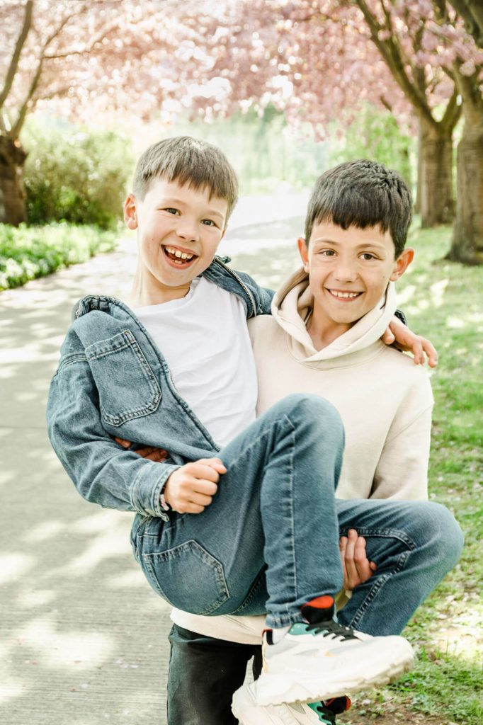 Zwei lachende Jungen im Frühlingspark spielen