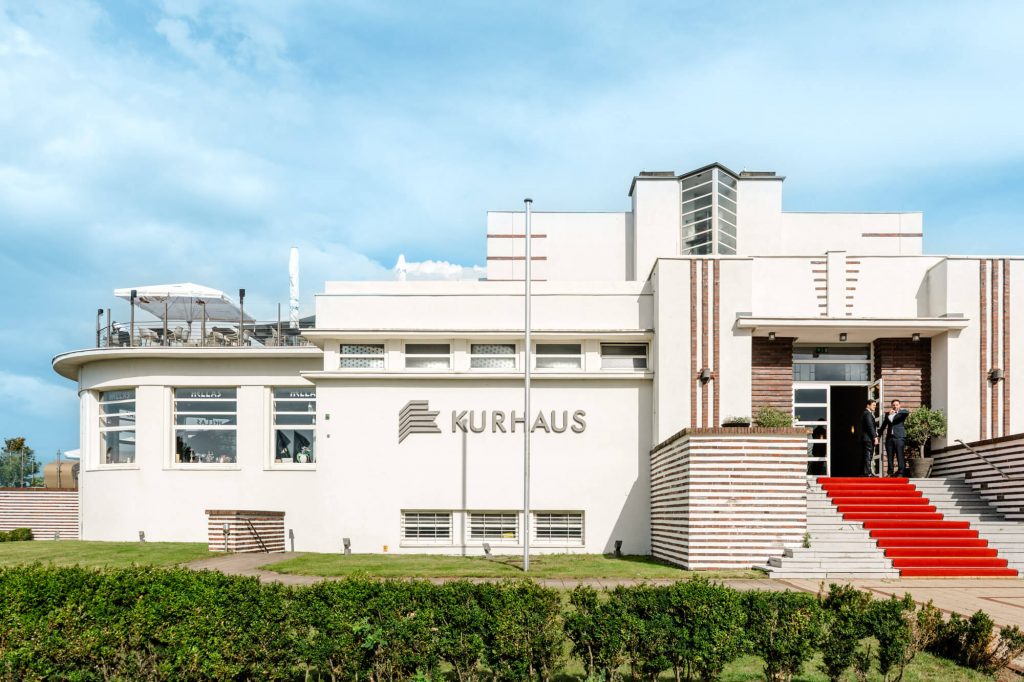 Modernes Kurhaus mit rotem Teppich Eingang Deutschland