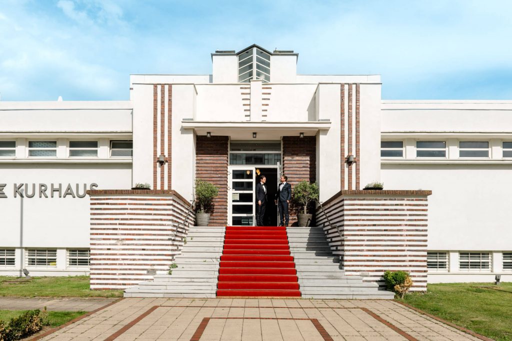 Gebäude mit rotem Teppich und blauen Himmel
