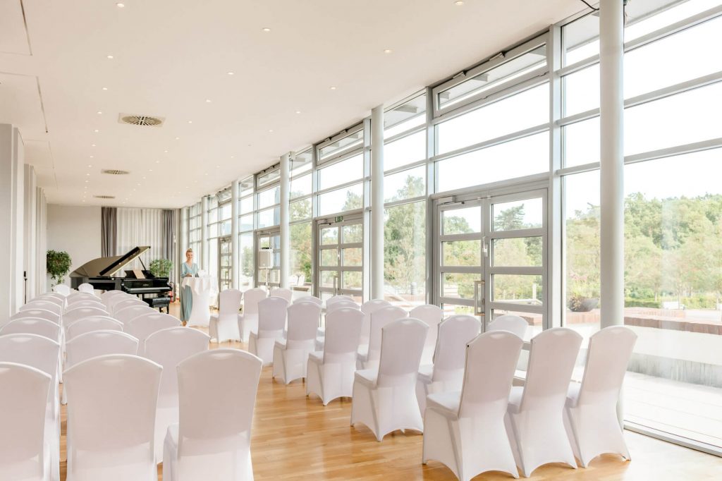 Moderner Veranstaltungsraum mit Flügel und Stühlen