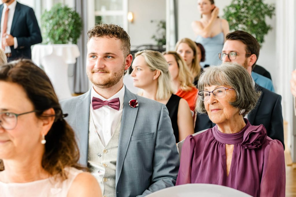 Gruppe von Menschen bei einer Veranstaltung sitzen