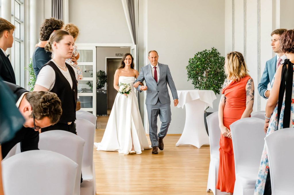 Brautpaar betritt den festlich geschmückten Hochzeitsraum