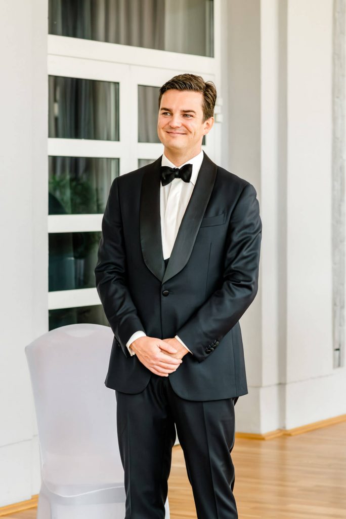 Eleganter Mann im Anzug lächelt bei Event