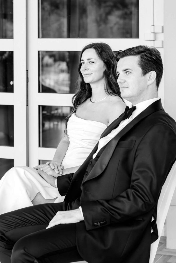 Elegantes Paar bei einer Hochzeit im Anzug