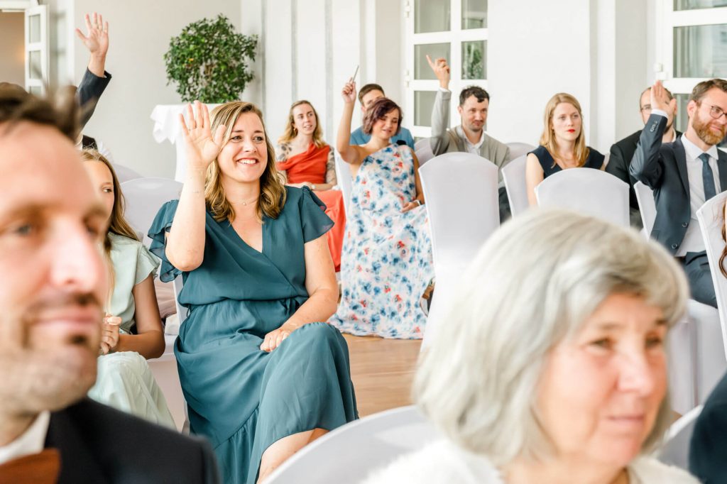 Personen heben Hände bei einer Veranstaltung