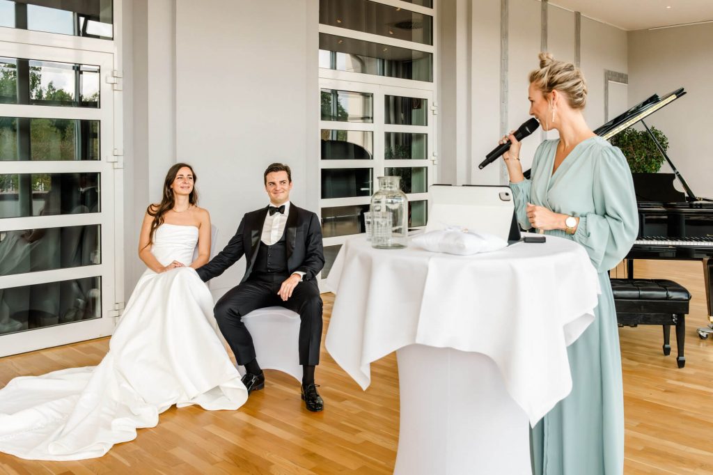 Brautpaar bei einer Hochzeitsfeier mit Rednerin