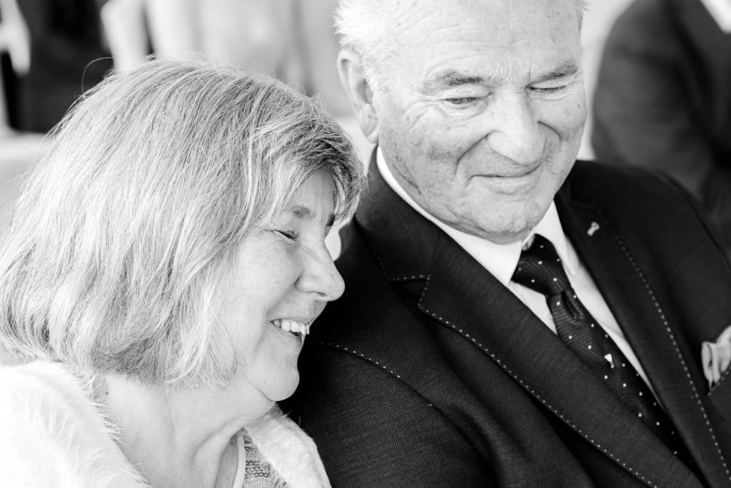 Älteres Paar lächelt glücklich in Schwarzweißfotografie