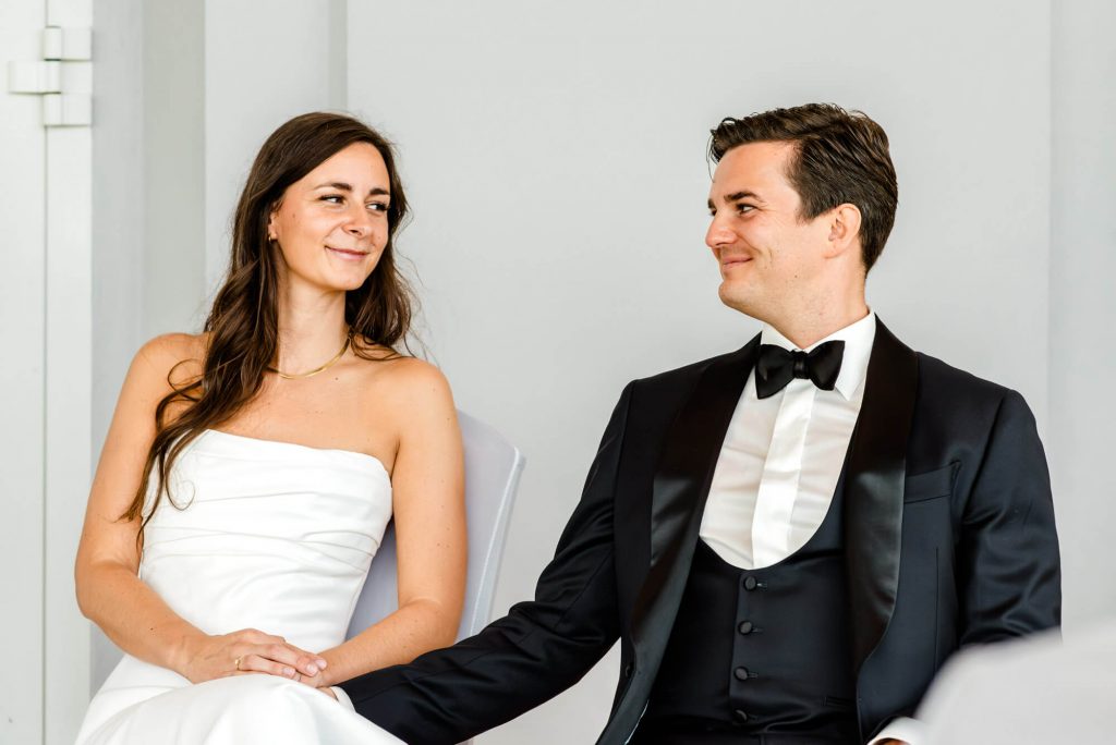 Paar in festlicher Kleidung bei Hochzeitsshooting