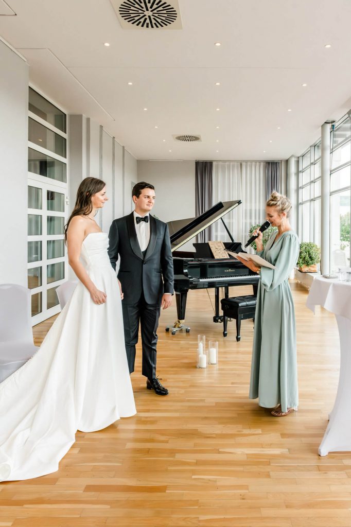 Brautpaar bei Hochzeit mit Redner und Klavier