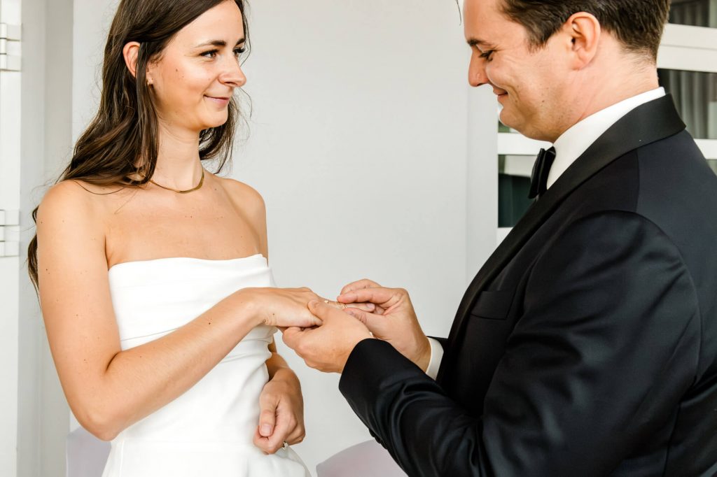 Braut und Bräutigam tauschen Eheringe während Hochzeit