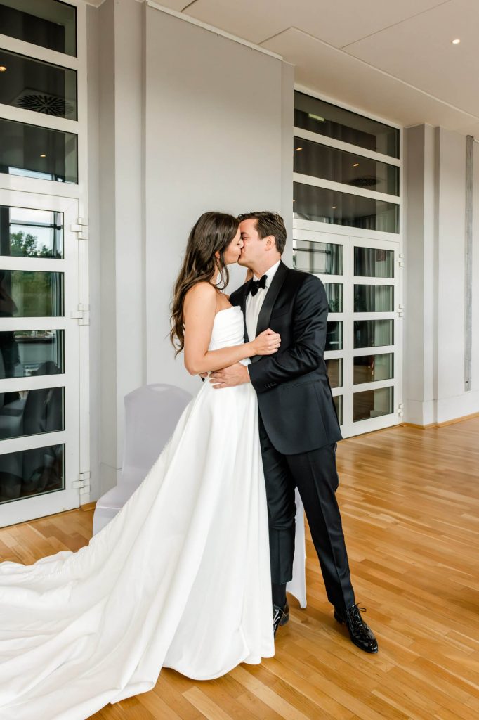 Das Brautpaar teilt einen romantischen Kuss.