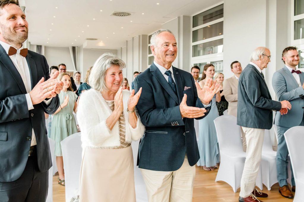 Personen klatschen begeistert bei einer Veranstaltung