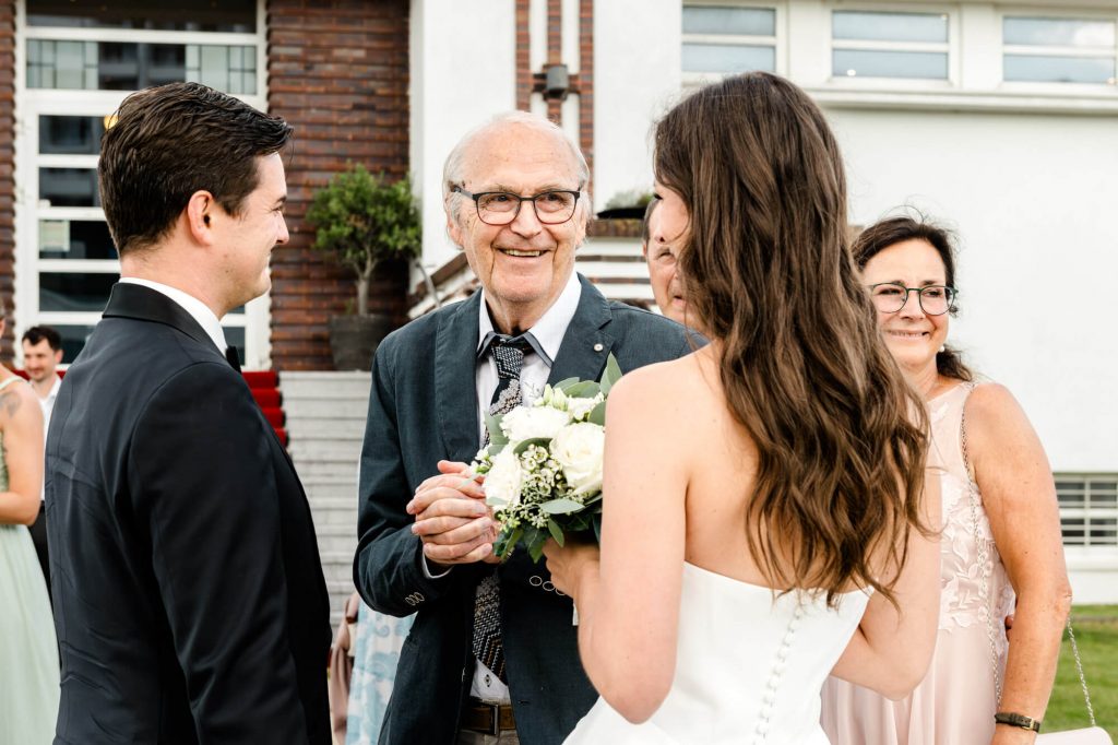 Glückliches Brautpaar bei ihrer Hochzeit im Freien