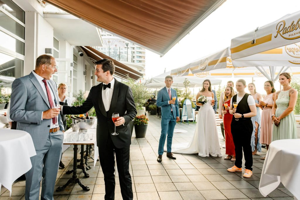 Hochzeitsempfang mit festlich gekleideten Gästen und Redner