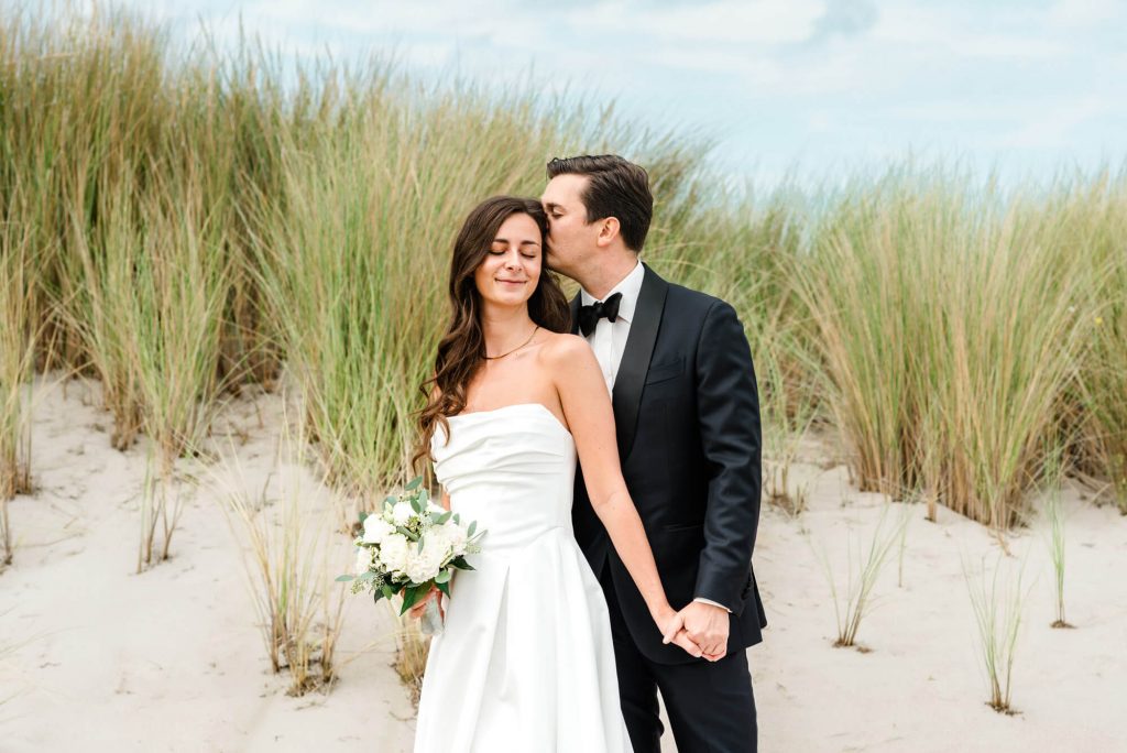 Brautpaar am Strand bei Hochzeitsshooting glücklich