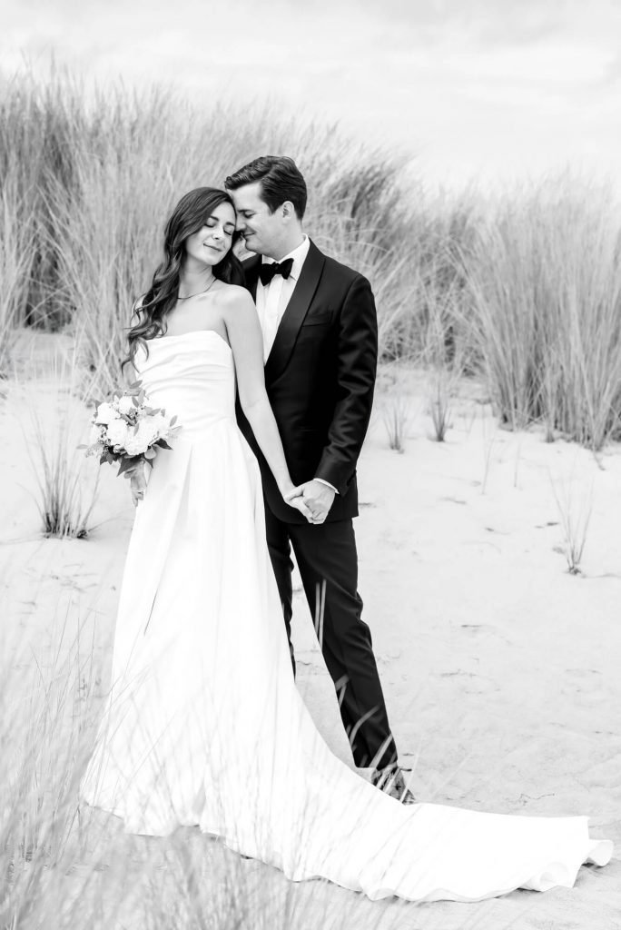 Elegantes Hochzeitspaar am Strand in schwarzweiß