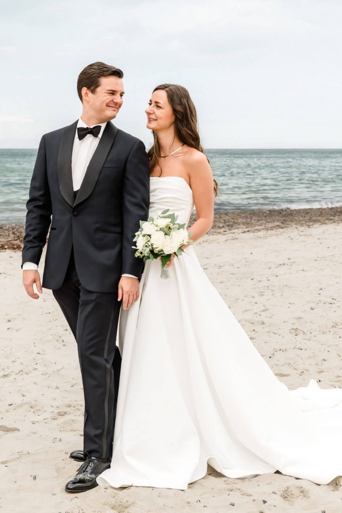 Hochzeitsfoto am Strand mit Brautpaar glücklich.